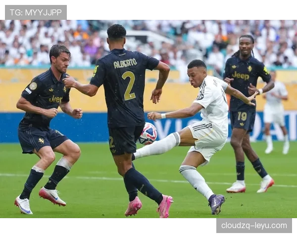 上海海港成功举办世俱杯,精彩足球盛宴彰显卓越组织力与城市热情 上海海港成功举办世俱杯,精彩足球盛宴彰显卓越组织力与城市热情