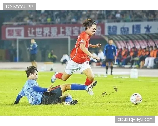 中国足球激战决赛，历史性时刻点燃全民期待