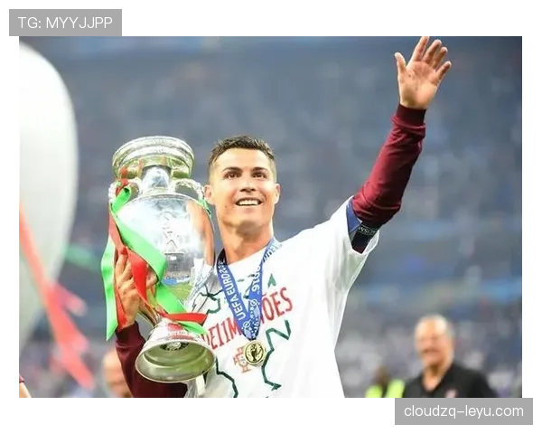 C罗领衔葡萄牙队首夺欧洲杯,书写历史辉煌时刻 C罗领衔葡萄牙队首夺欧洲杯,书写历史辉煌时刻