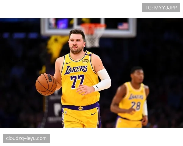 东契奇挡拆制造错位 场均30+效率胜詹姆斯